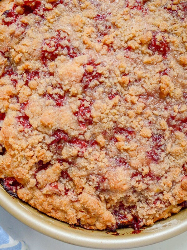 raspberry crumb cake in a round pan