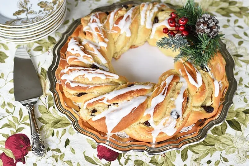 Christmas Breakfast Wreath Roll