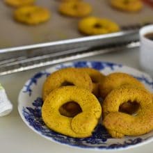 Ka'ik Anise Biscuits, round cookies with cups of coffee