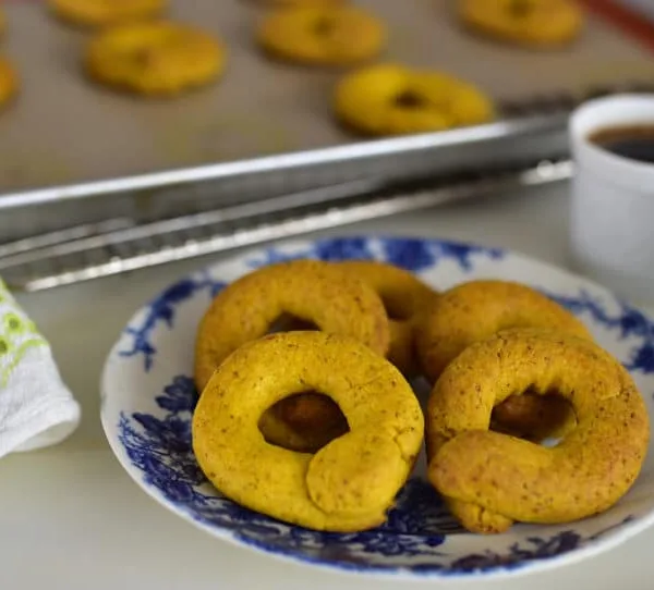 Ka'ik Anise Biscuits, round cookies with cups of coffee