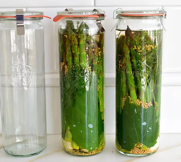 Aspargus pickles in weck jars