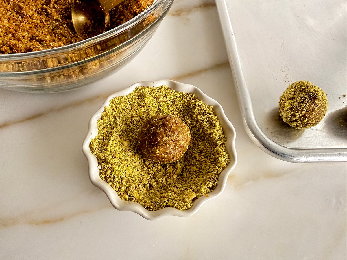 Energy balls in powdered pistachios